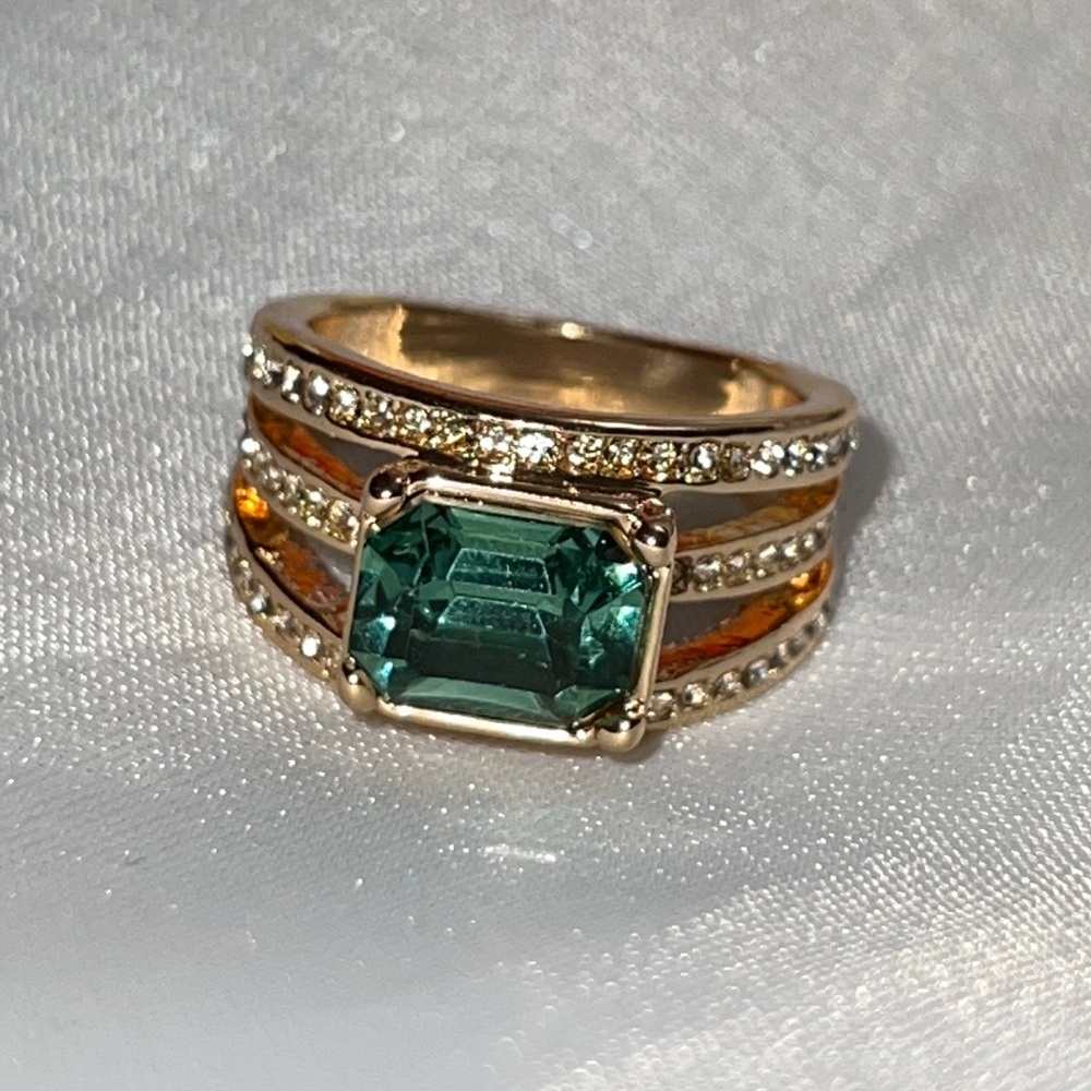 Avon Emerald Green Ring